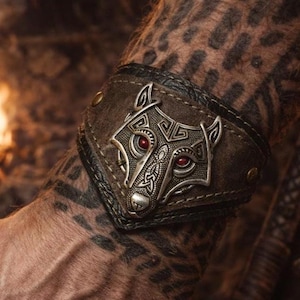 Bracciale in pelle con lupo vichingo per uomo, gioielli con lupo nordico, gioielli vichinghi, bracciale gotico, bracciale con armatura LARP, regalo fantasy per lui