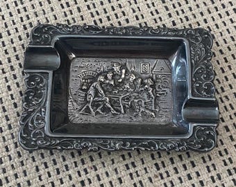 Posacenere rettangolare vintage olandese placcato in argento, oggetti da collezione per fumatori della metà del XX secolo (EPMS Holland), piattino portagioie con scena di taverna in rilievo del XVII secolo.