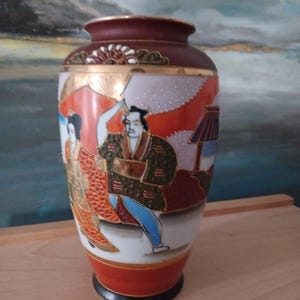 Vintage Japanese Hand-Painted Satsuma-Style Vase – Samurai & Geisha Scene, decorated with Raised Enamel, Oriental Collectible Décor Japan