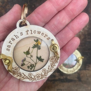 Schlüsselanhänger Flower Press im Taschenformat ist Reisegröße und perfekt als Hochzeitbevorzugung, Duschbevorzugung, Camping RV oder Wanderzubehör