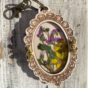 Mini-Blumenpresse im Vintage-Rahmen-Stil, passt in Ihre Tasche oder zum Anbringen an Ihre Tasche oder Ihren Schlüsselbund. Ideal für Mütter unterwegs.