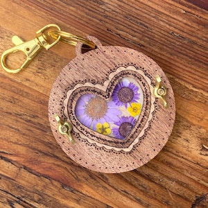 Porte-clés fleur de poche au format coeur en acajou avec incrustation de chêne. Excellent cadeau de mariage, cadeau de douche ou accessoire de randonnée
