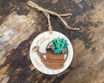 Juniper & Holly Personalisierte Weihnachtsverzierung mit Vintager Gießkanne