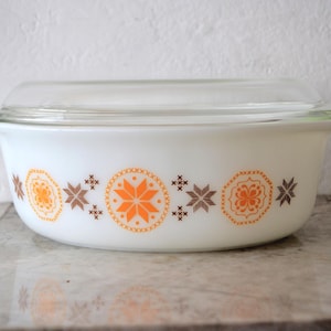 PYREX Town and Country Oval Milk Glass Casserole Dish/ 043 1.5 quart/ Vintage Ovenware/ 1960&#39;s Pyrexware