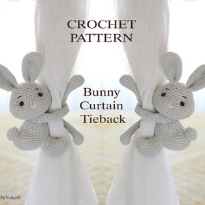 Puede incluir: Patr&oacute;n de crochet para un sujeta cortinas de conejo gris. El conejo est&aacute; sujetando una cortina blanca con sus brazos. El texto "CROCHET PATTERN" y "Bunny Curtain Tieback" es visible en la imagen.