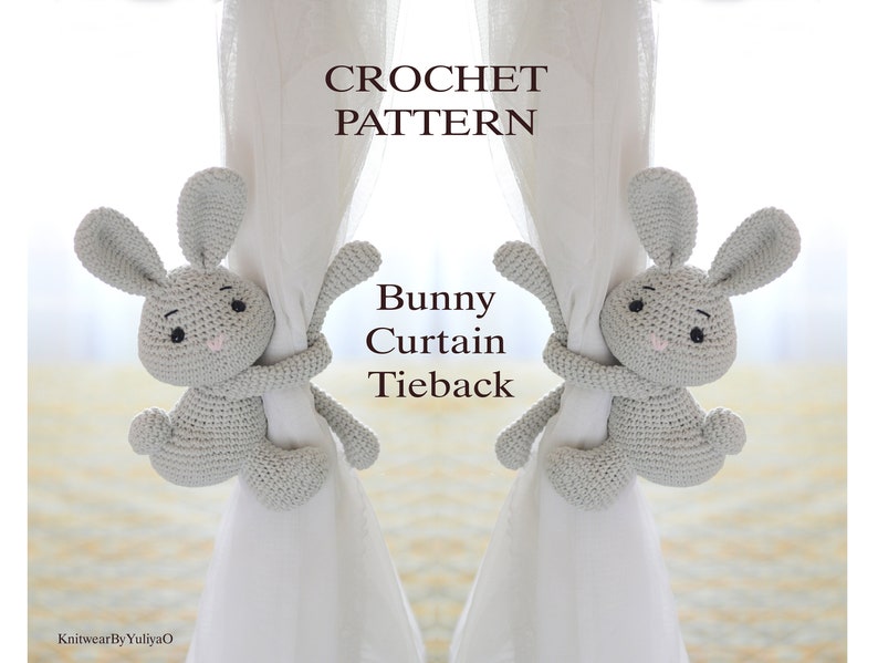 Puede incluir: Patr&oacute;n de crochet para un sujeta cortinas de conejo gris. El conejo est&aacute; sujetando una cortina blanca con sus brazos. El texto "CROCHET PATTERN" y "Bunny Curtain Tieback" es visible en la imagen.