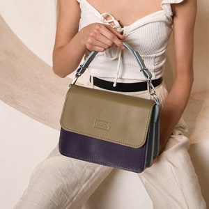Elegante Lederhandtasche, Kleine Tasche mit Fächern, Naturleder, Benutzerdefinierte Farben - erstellen Sie Ihre eigene Version.