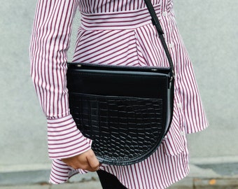 Stylish leather handbag with round bottom, Bag with adjustable strap, Black crossbody bag for women.