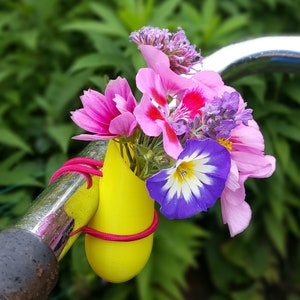 1x Fahrradvase für Ihr Fahrrad voller Blumen. 3D-gedrucktes Modell, erhältlich in 13 Farben und elastischen Bindemitteln. Einfach anzubringen. Bild 1