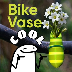 Op de afbeelding: Een groen en geel gestreepte fietsvaas met witte bloemen, bevestigd aan een zwart stuur. De vaas is vastgezet met een groene band. De afbeelding bevat de tekst "Bike Vase Cool" en een cartoonfiguur.