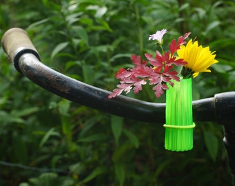 Bike vase transparent green V3 for your bicycle with a colored elastic binder.