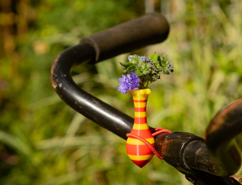 1x zweifarbige Kronen-Fahrradvase für Ihr Fahrrad mit farbigem Gummiband. Wählen Sie eine von 65 Farbkombinationen in zwei Mustern. Winzige Vasen. Bild 5