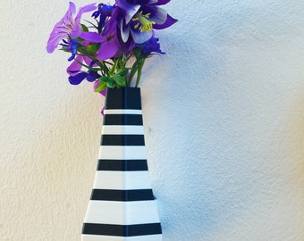 Kleine Wandvase quadratisch Zebra zweifarbig. Wählen Sie eine von 65 Farbkombinationen in zwei Mustern. Winzige Vasen.