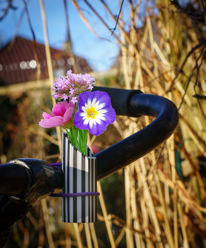 1x two-color bike vase with vertical stripes. Colored Black-White, or choose your combo and elastic binder color afbeelding 3