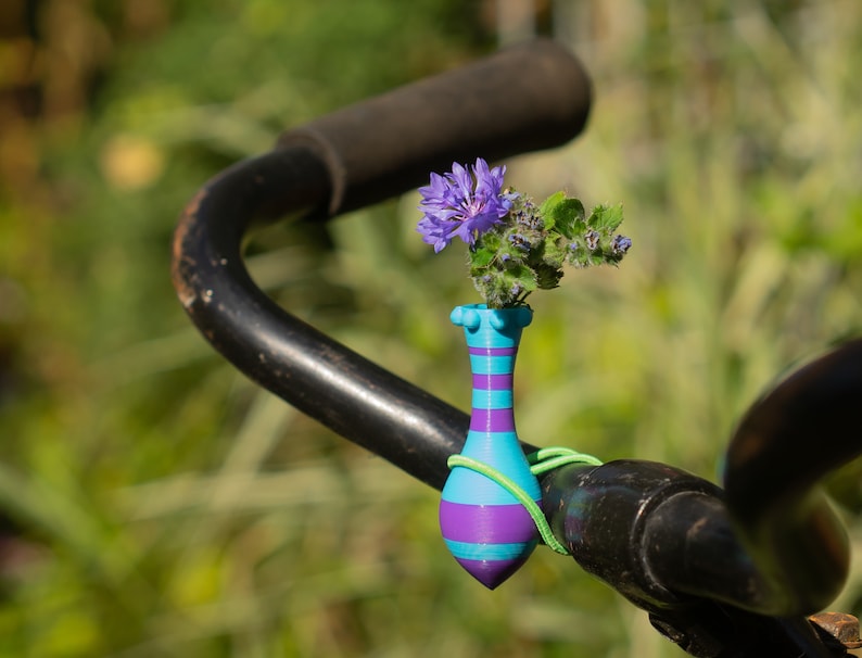 1x zweifarbige Kronen-Fahrradvase für Ihr Fahrrad mit farbigem Gummiband. Wählen Sie eine von 65 Farbkombinationen in zwei Mustern. Winzige Vasen. Bild 1