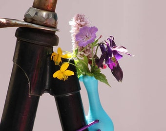 1x Crown Bike Vase for your bicycle with a colored elastic binder. Vertical placement