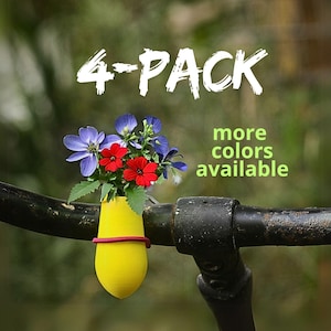Könnte beinhalten: Ein 4er-Pack gelber Blumentopf mit einem roten Gummiband um die Oberseite. Die Töpfe sind an einem schwarzen Metalllenker befestigt. Die Töpfe sind mit lila und roten Blumen gefüllt. Der Text "4-PACK" und "mehr Farben verfügbar" ist im Bild sichtbar.