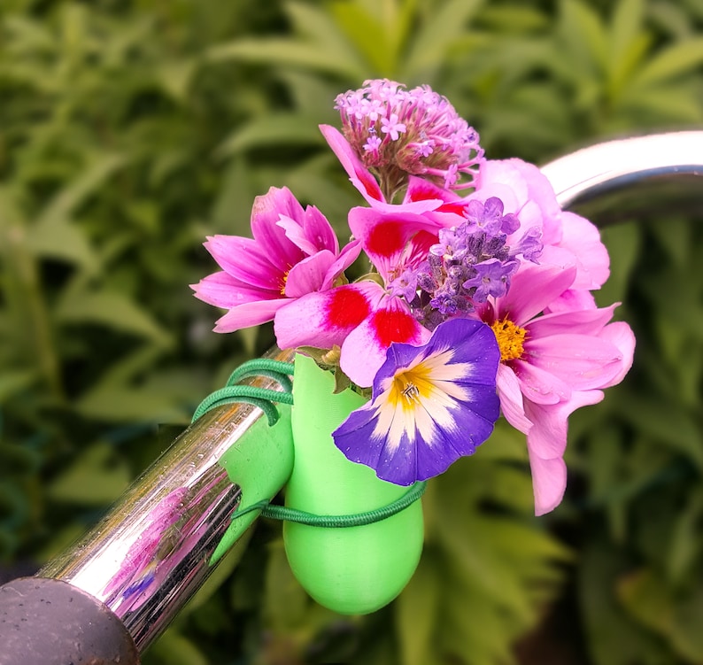 1x Fahrradvase für Ihr Fahrrad voller Blumen. 3D-gedrucktes Modell, erhältlich in 13 Farben und elastischen Bindemitteln. Einfach anzubringen. Bild 3