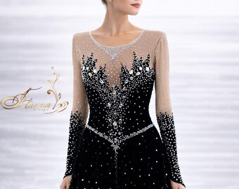 クリスタルラインストーンの装飾が施された優雅な黒のアイススケート