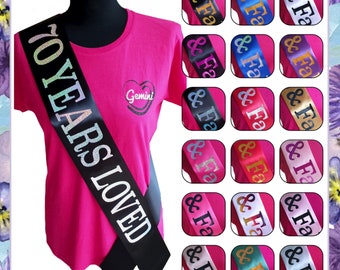 Fascia di compleanno amata da 70 anni - La tua scelta di colore - Glitter 70 Sash - Fascia del 70 ° compleanno - Regalo di 70 ° compleanno