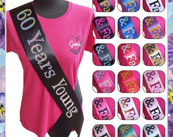 Faixa de aniversário jovem de 60 anos - sua escolha de cor - faixa brilhante 60 - faixa de aniversário de 60 anos - presente de aniversário de 60 anos