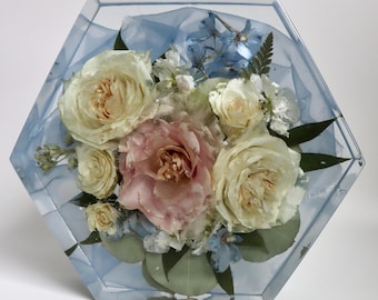 Bloque hexagonal de 8" para la conservación de flores secas / Recuerdo de ramo de boda en resina