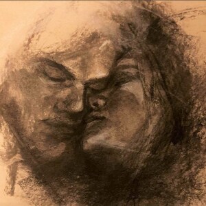 Può includere: Un disegno a carboncino bianco e nero di due volti, uno sopra l'altro, con gli occhi chiusi. Il disegno è su uno sfondo marrone chiaro.