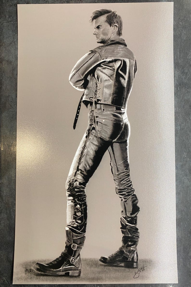 Puede incluir: Un dibujo en blanco y negro de una persona que lleva una chaqueta de cuero, pantalones vaqueros y botas. La persona est&aacute; de pie con los brazos cruzados y mirando por encima del hombro.