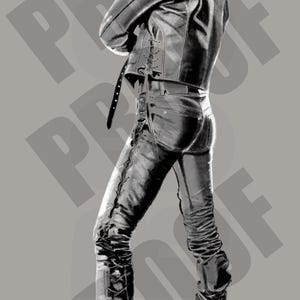 Puede incluir: Una ilustraci&oacute;n en blanco y negro de una persona que lleva una chaqueta de cuero, pantalones vaqueros y botas. La persona est&aacute; de pie de espaldas al espectador y con la cabeza girada hacia un lado.