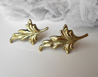 1 x Paire de Boucles d'Oreilles PUCES Vintage Jolies FEUILLES Estampes Stylisées en Métal Plaqué Doré Antique de 24 x 14 MM / Réf. 0090