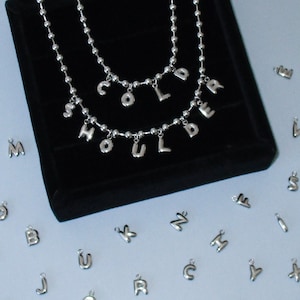 Collar con nombre personalizado y letra en forma de gota en miniatura, cadena de bolas de acero inoxidable, burbuja plateada, regalo personalizado hecho a mano, joyería unisex, hombro descubierto, LA