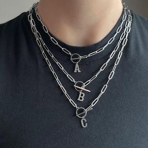 Collar con dije de letra pequeña, cierre de palanca, clip de papel, cadena de eslabones, inicial de plata, acero inoxidable, regalo delicado, unisex, hecho a mano, hombros descubiertos, LA