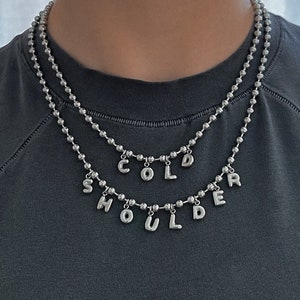 Collar con nombre personalizado y letra mini, cadena de bolas de acero inoxidable, burbuja plateada, regalo personalizado hecho a mano, joyería unisex, hombro descubierto, LA