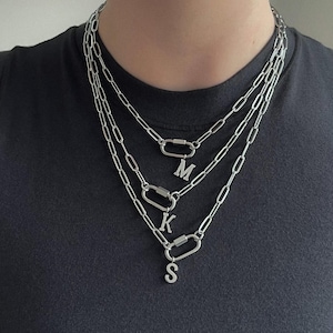 Mini mosquetón con dije de letra, clip de papel, cadena de eslabones, collar con inicial de acero inoxidable plateado, cierre de capas, hecho a mano, unisex, hombros descubiertos LA