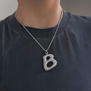 Collar con letra Blob de gran tamaño, cadena de acero inoxidable plateada, sólida, pesada, con burbujas abultadas, joyería unisex hecha a mano personalizada, con hombros descubiertos