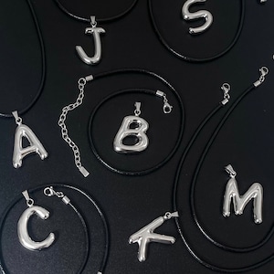 Collar de cordón con letra Blob de gran tamaño, de acero inoxidable y plata, con burbujas abullonadas en 3D, nombre personalizado e inicial, joyería unisex con hombros descubiertos