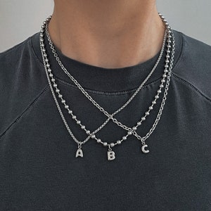 Collar con inicial en forma de burbuja en miniatura, cadena personalizada de acero inoxidable y plata, con nombre en forma de burbuja, regalo hecho a mano, joyería unisex con hombros descubiertos LA