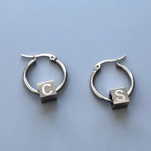 Pendientes de acero inoxidable con inicial de plata y letras en bloque, aros personalizados, a prueba de deslustre, hipoalergénicos, hechos a mano, unisex, joyería