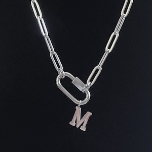 Collar con mini mosquetón, dije de letra, clip de papel, cadena de eslabones, inicial de plata, acero inoxidable, delicado cierre de capas, hecho a mano, unisex, hombros descubiertos, LA