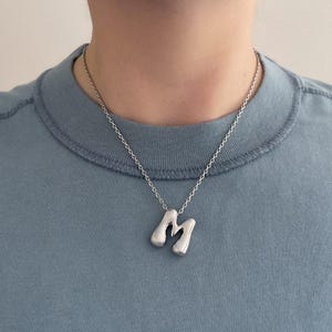 Collar con letra de burbuja, cadena de acero inoxidable plateada, biselado, forma de serpiente, gota abultada, nombre personalizado, regalo personalizado, joyería con hombros descubiertos