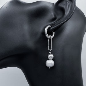 Orecchini a cerchio con sfere cromate in argento e perle d&#39;acqua dolce, in acciaio inossidabile ipoallergenico, unisex, fatti a mano, spalla fredda, LA