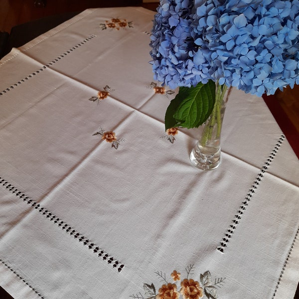 Nappe fleurie vintage Shabby broderie romantique artisanale-cadeau décor de table champétre à la campagne au jardin-sur-nappe à thé