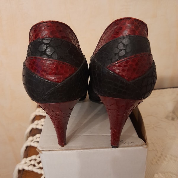 Vintage crocodile leather shoes-chic couture pumps from the 80s-red black-artisan shoe made in France-estimated gift for women