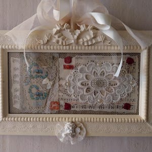 Shabby vintage romantische hangende decoratie - gerecyclede kantkaart, zeldzame gehaakte kleedje uit de jaren 30 - vrouwelijk cadeau - housewarming - onderzetter