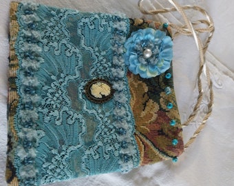 Petite pochette baroque Sabby recyclée tapisserie dentelle Calais portée épaule fête des Mères