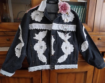 Veste blouson jeans vintage customisé avec napperon brodé dentelle -boutons nacre anciens-blouson boho denim recyclé à la main-Taille M