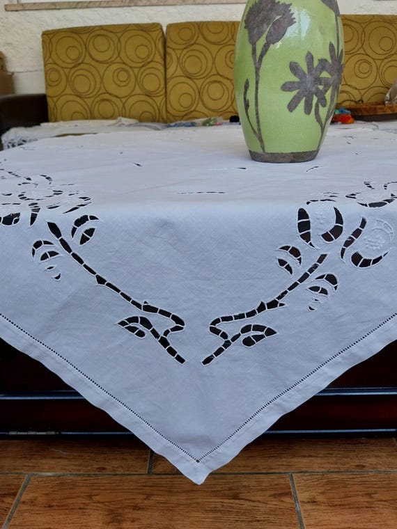 Nappe ancienne brodée main-linge millesime Francais-nappe boudoir-nappe de jardin-nappe campagne coton lin-decor de table