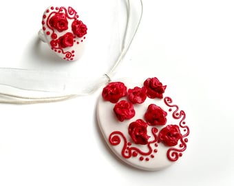 Collar de rosas del día de San Valentín y un anillo, collar de rosas rojas, colgante de rosas, collar rojo, collar de flores, collar boho y un anillo