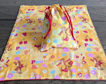 Winnie de Pooh katoenflanel babyspuugdoekje (2-laags) in assorti cadeauzakje