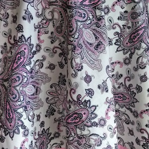 60&quot; Round Organic Cotton Tablecloth: White & Pink Paisley Print